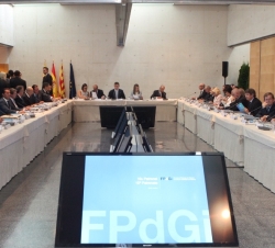 Sus Majestades los Reyes durante la reunión mantenida con los miembros del Patronato de la Fundación Príncipe de Girona